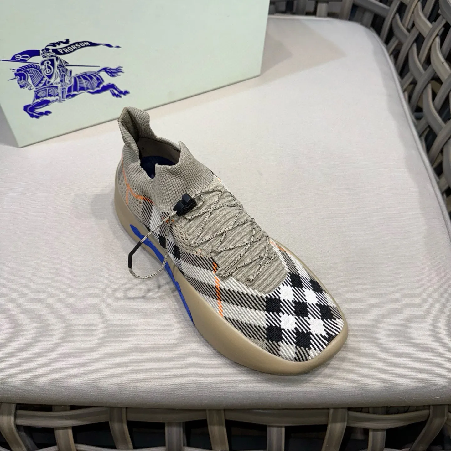 Men's shoes: 500💰BURBERRY/Burberry plaid knitted Neptune sneakers｜With breathable sock-style upper｜Embellished with knitted Burberry plaid｜Leather lining Incorporated into a plaid lace design｜Equipped with B-shaped shield buckle｜The sole is decorated with a large wrapped equestrian knight logo (EKD)｜Round toe #drawstring closure#The sole is decorated with the equestrian knight logo (EKD)｜At least 50% of the main materials of the boutique are from renewable sources Size: 39-44 (45 custom-made)